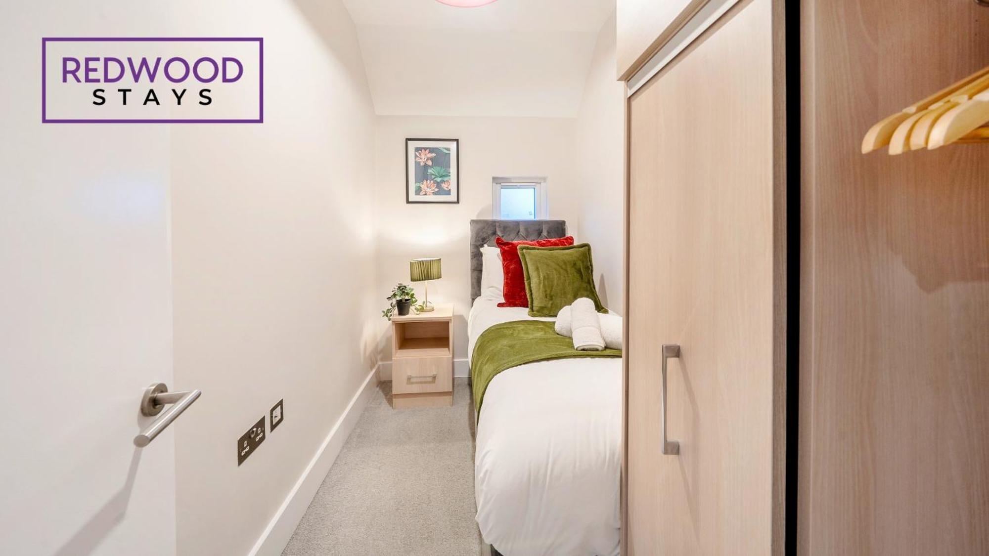 Newly Refurbished Everest Lodge Serviced Apartments For Contractors & Families, Free Wifi & Netflix By Redwood Stays Farnborough (Hampshire) Exterior foto
